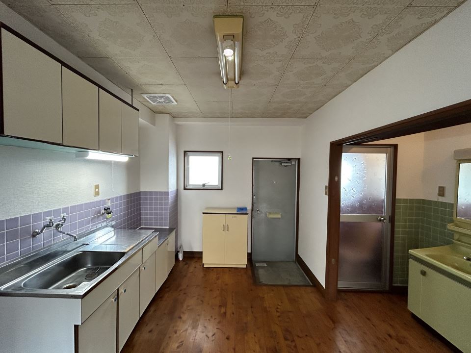 キッチン　窓がありお料理の匂い換気にも役立ちそう♪