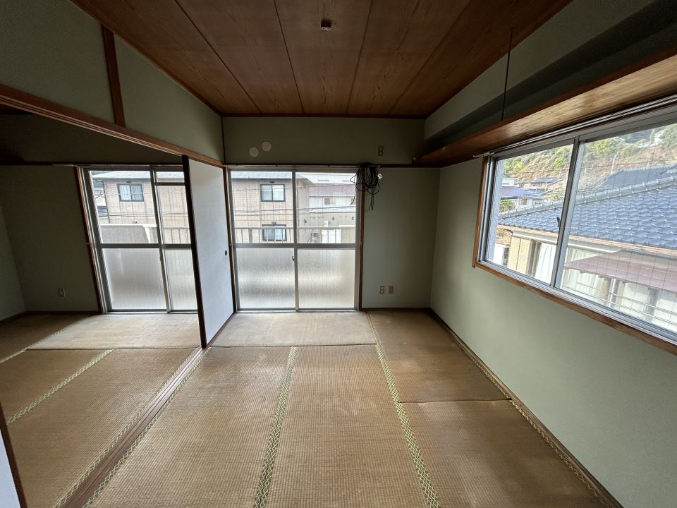 居室・リビング　南向き角部屋、出窓からも日差しが入ります