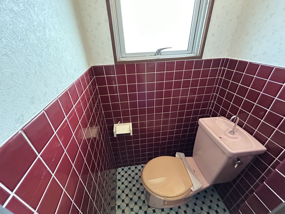 トイレ　窓があり明るいトイレ。換気もできます