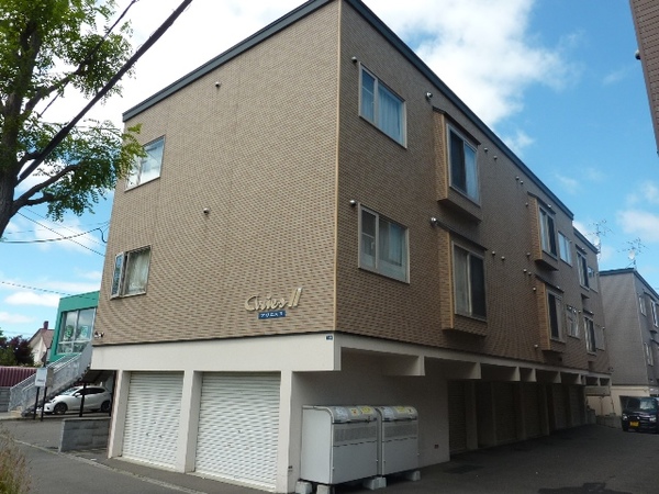札幌市厚別区厚別東一条のアパートの建物外観