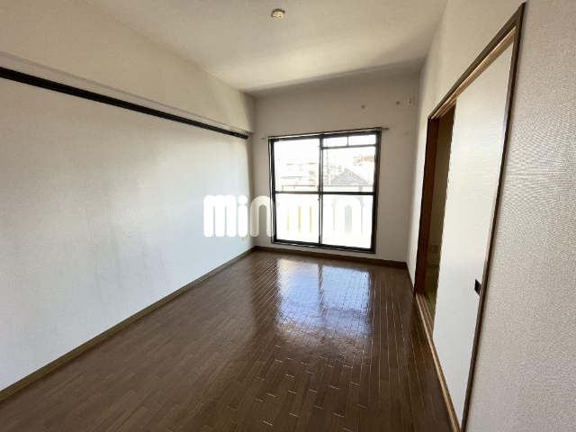 その他　明るい洋室