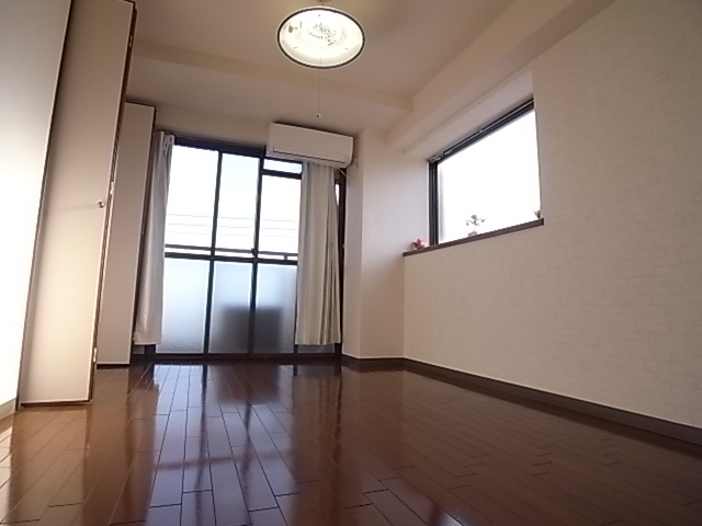 【神戸市垂水区馬場通のマンションの居室・リビング】