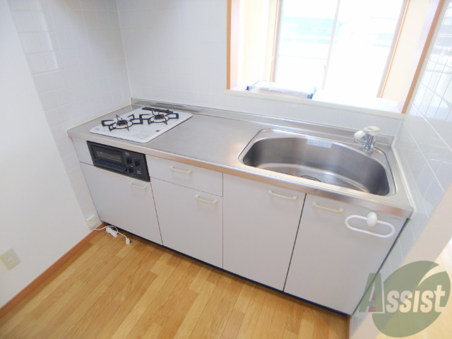 キッチン　キッチンは作業台もあり広めなので使いやすそうですね。