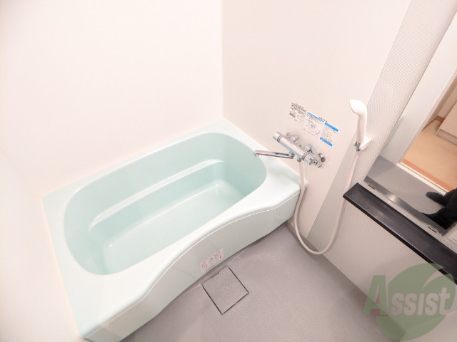 バス・シャワールーム　浴室は広めなのでゆったり落ち着けそうですね。