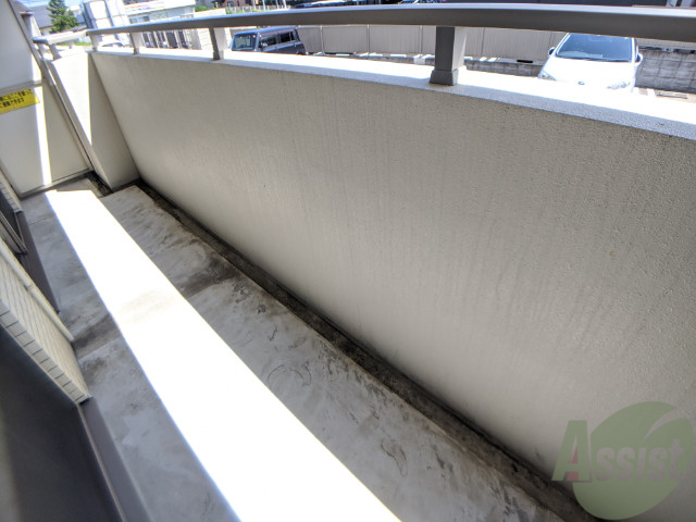 バルコニー　バルコニーは洗濯物を干すのに十分な広さがありますね。