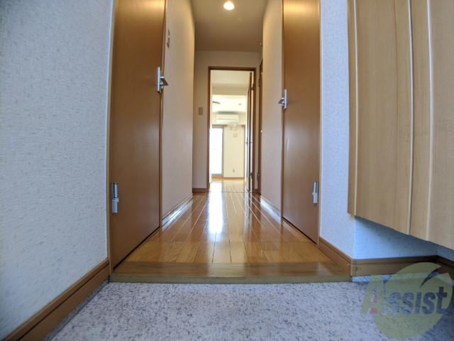 玄関　玄関から撮影しました。明るい印象ですね。