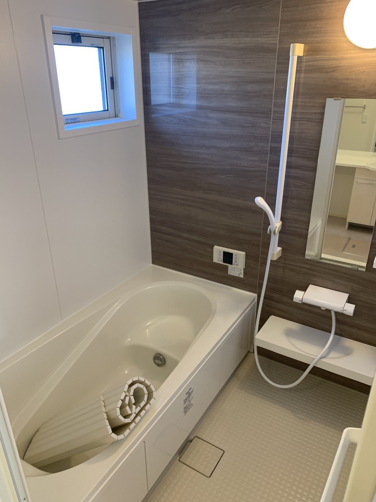 バス・シャワールーム　１坪タイプのお風呂で足をゆったり伸ばして入れますよ