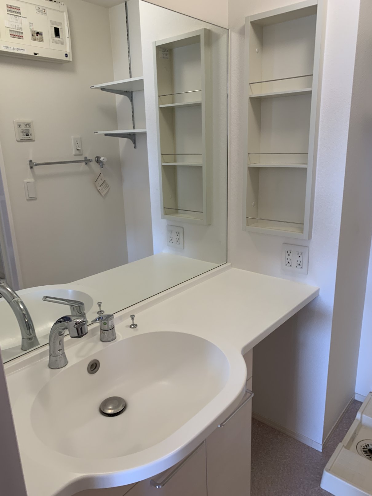 洗面設備　鏡の大きいカウンタータイプの洗髪洗面化粧台