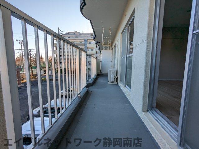 バルコニー　バルコニーからの眺めを楽しみながら食事をしませんか