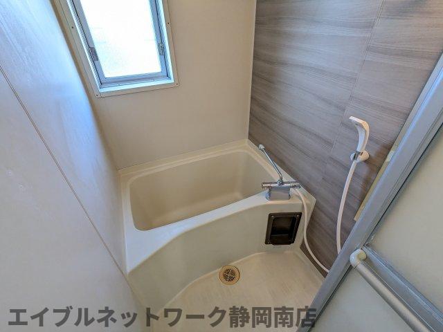 バス・シャワールーム　コンパクトで使いやすいお風呂です