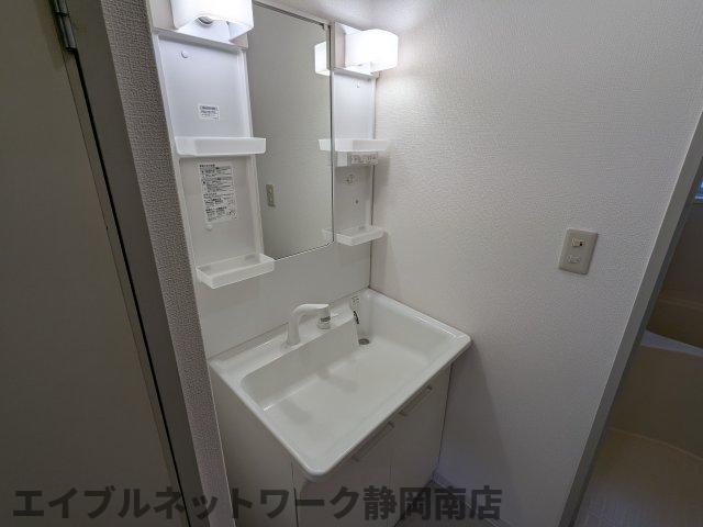 洗面設備　明るい洗面所です
