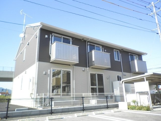 【出雲市中野町のアパートの建物外観】