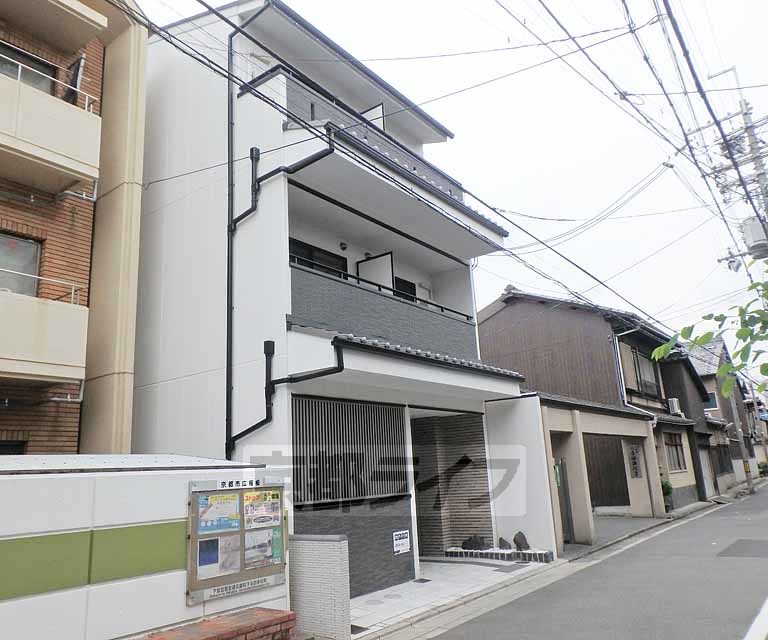 京都市下京区四本松町のマンションの建物外観