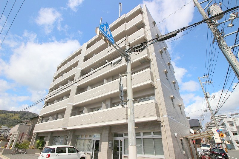 広島市西区三滝町のマンションの建物外観