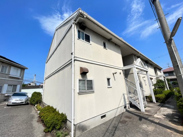 【堺市東区日置荘西町のアパートの建物外観】