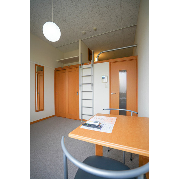 居室・リビング　同じ建物の別の部屋