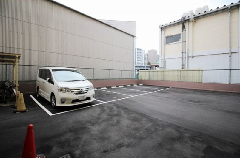 【名古屋市中区金山のマンションの駐車場】