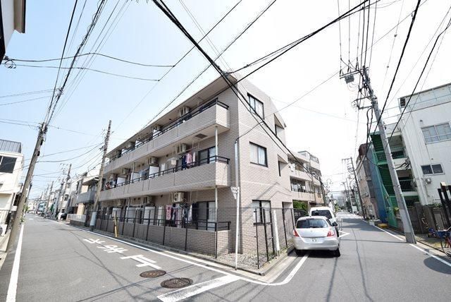 横浜市鶴見区仲通のマンションの建物外観