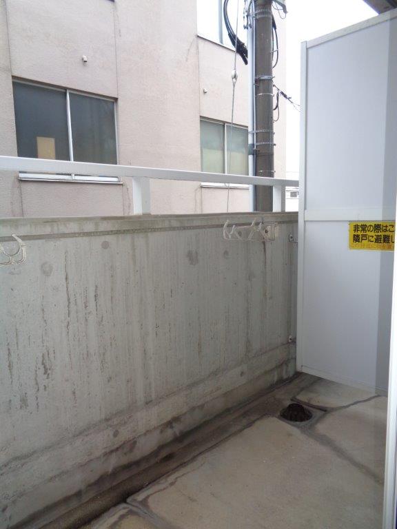 バルコニー　洗濯物干し金具あり