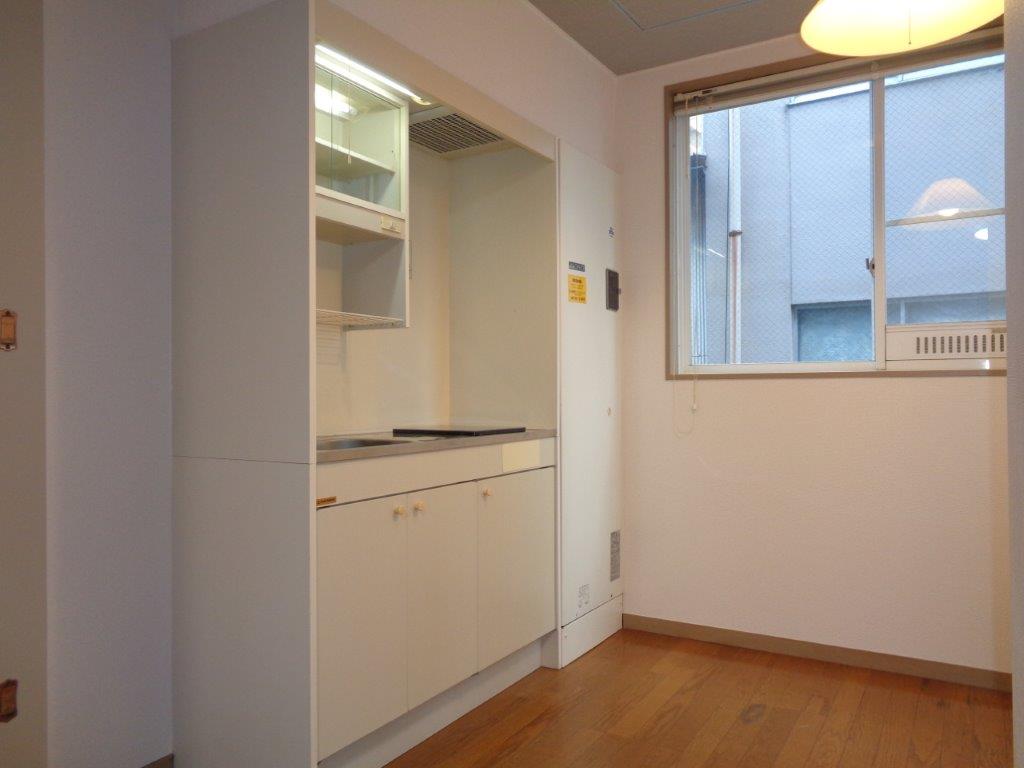 キッチン　オール電化！電気温水器です