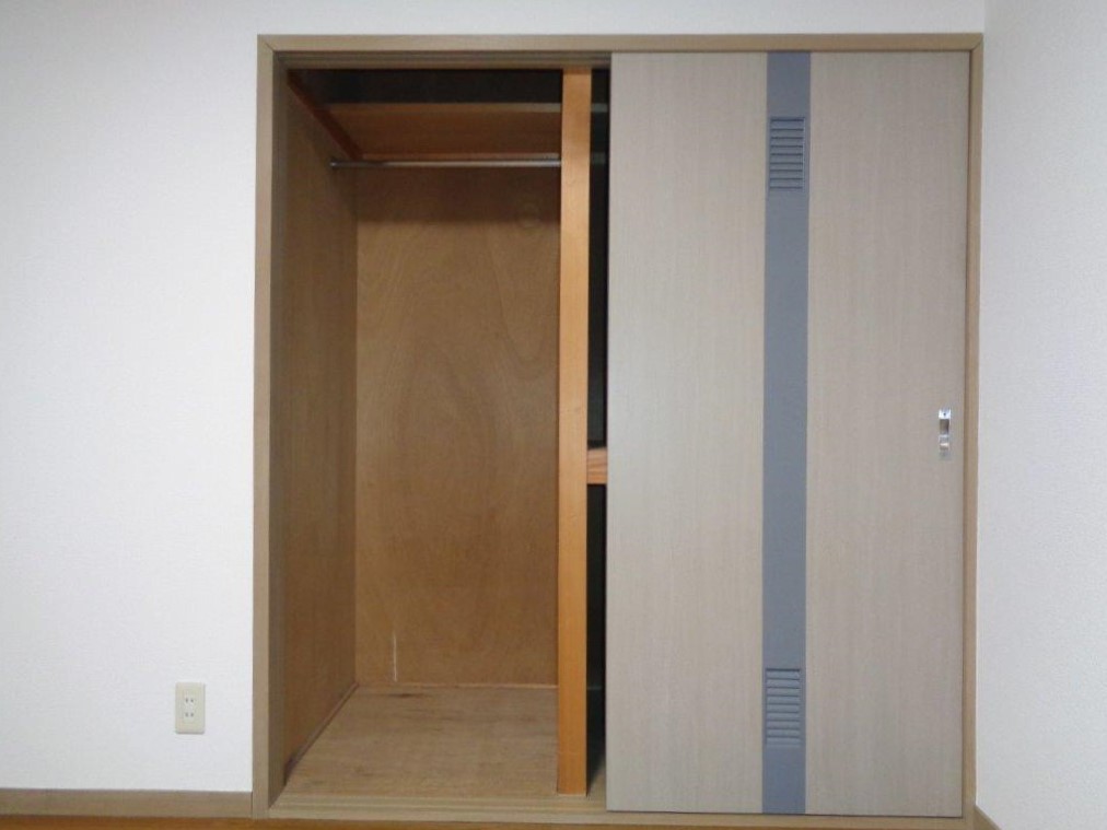 収納　ポール付きでコートなども収納可能