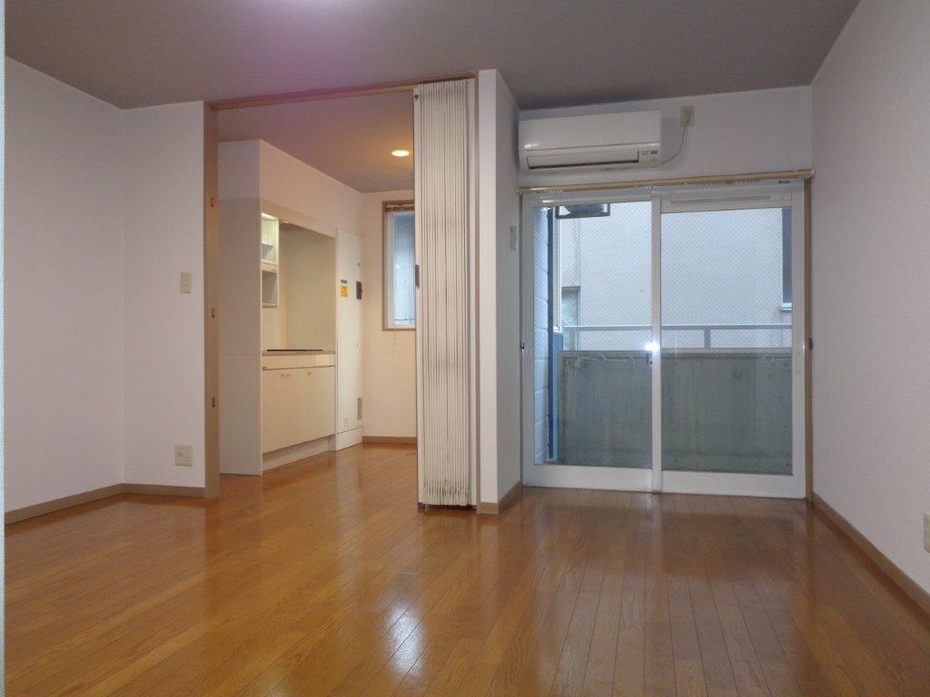 居室・リビング　南東向きの明るいお部屋・エアコン完備