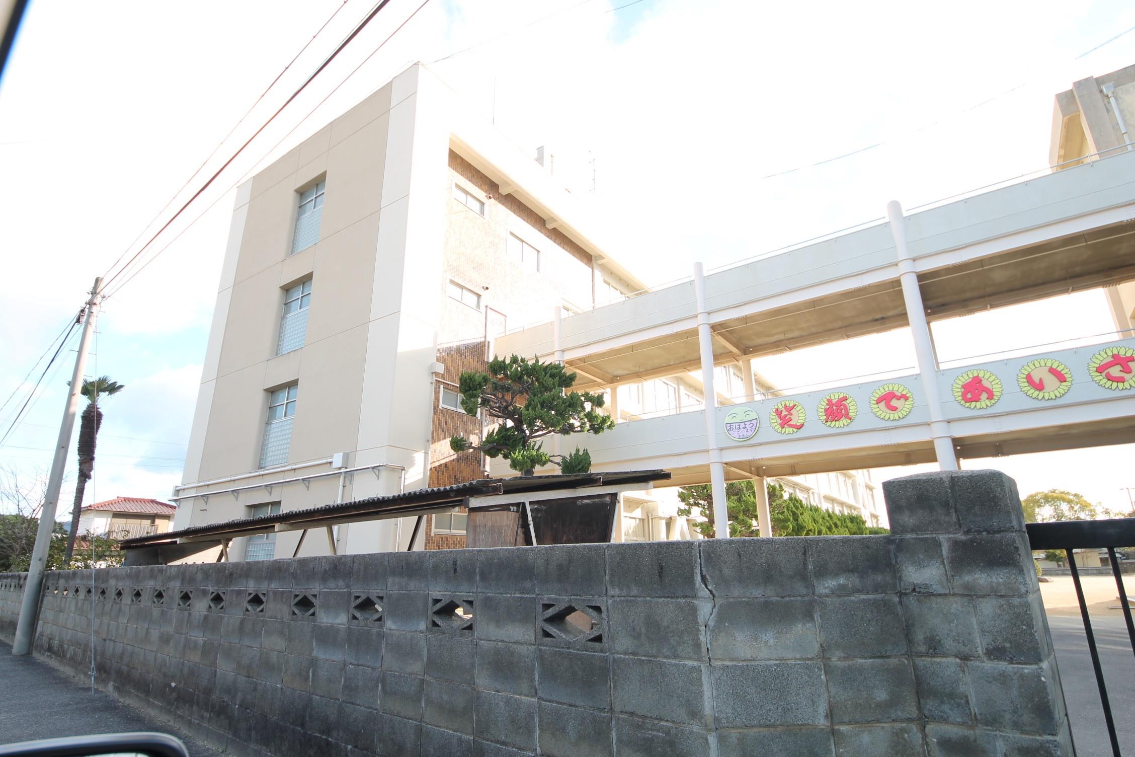 小学校　高松市立木太小学校（小学校）まで1053m