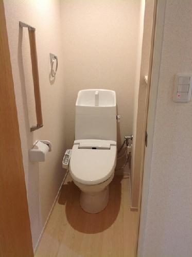 トイレ　嬉しい温水洗浄便座付きトイレです。