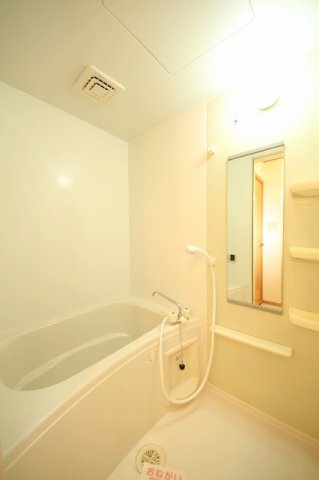 バス・シャワールーム　落ち着いた空間のお風呂です