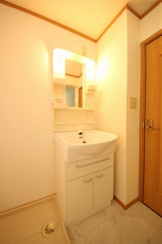 洗面設備　独立洗面台、朝の身支度には欠かせません