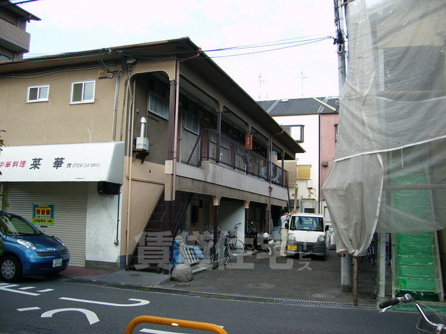 茨木市西田中町のアパートの建物外観