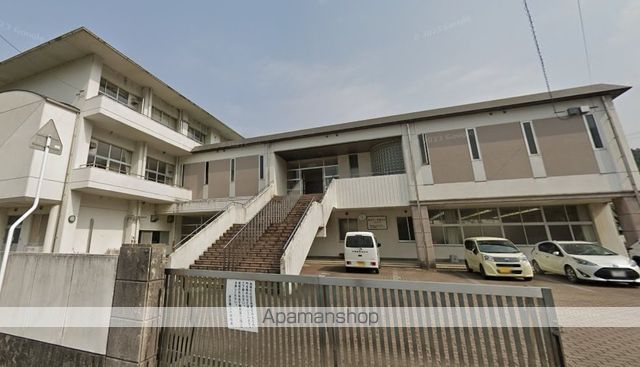 小学校　四国中央市立 金生第二小学校（小学校）まで706m