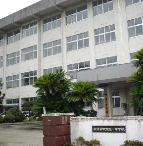 中学校　新居浜市立泉川中学校（中学校）まで1487m
