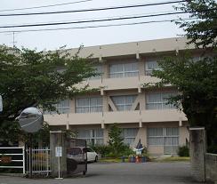 小学校　新居浜市立泉川小学校（小学校）まで1419m