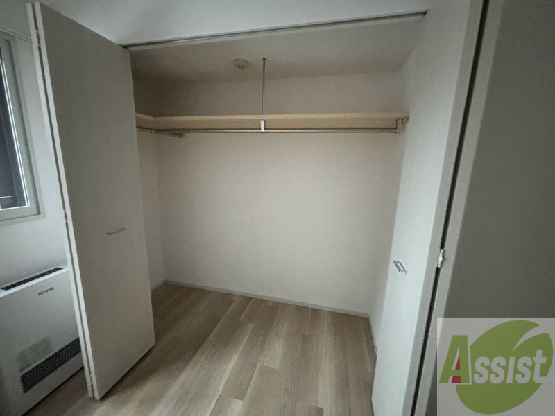 収納　こちらの収納にはハンガーをかけて服もしまえますね。