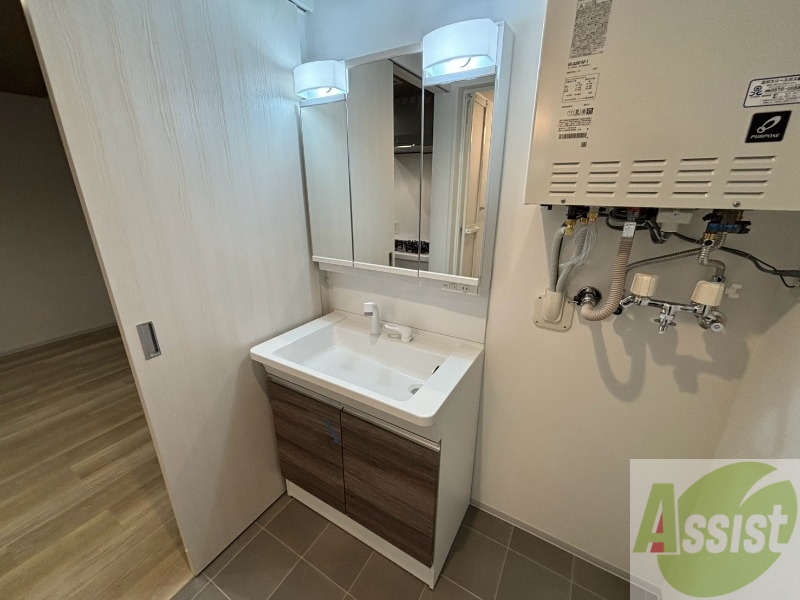 洗面設備　大きくて使いやすそうな独立洗面台になっています。