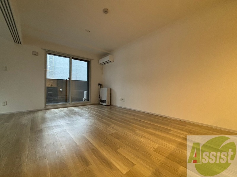 居室・リビング　フローリングや壁の色がお洒落な印象のリビングです。