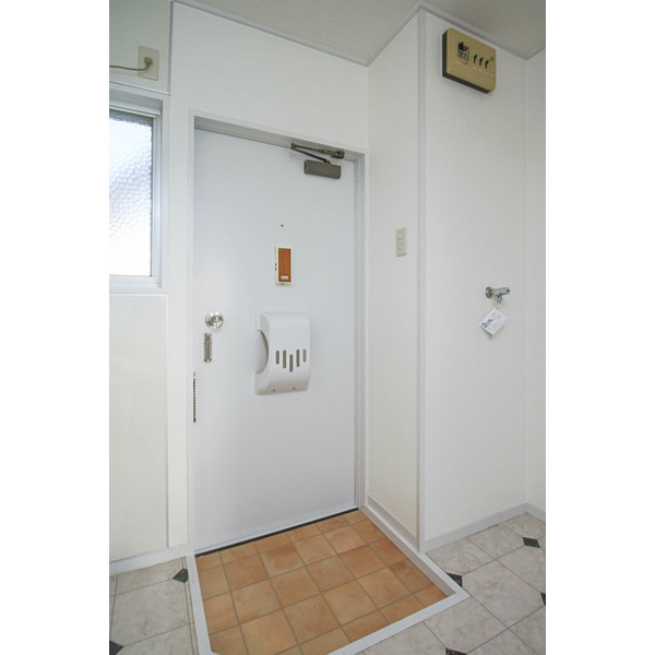 玄関　同じ建物の別のお部屋