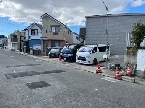 【高槻市北昭和台町のアパートの駐車場】