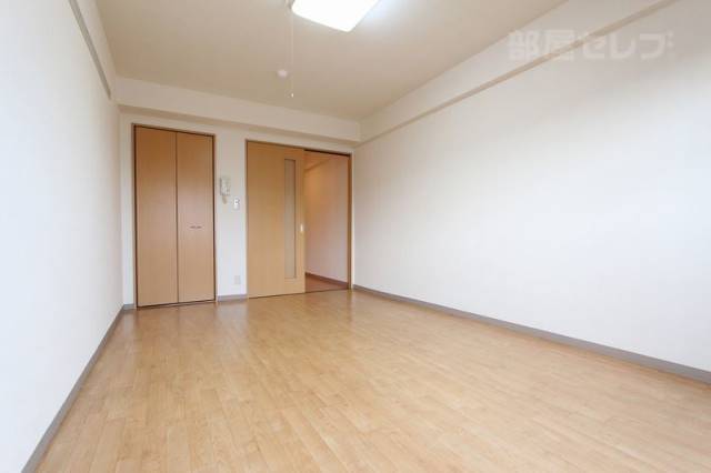 居室・リビング　９帖の洋室で広々。