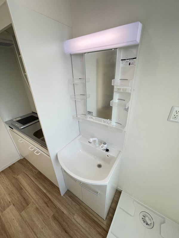 洗面設備　独立洗面化粧台が付いています