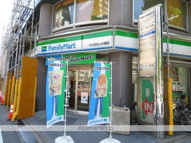 コンビニ　ファミリーマート（コンビニ）まで143m