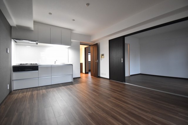 居室・リビング　フローリングの色は部屋により異なります