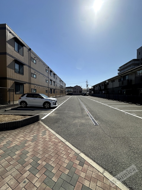 駐車場　広々とした駐車スペース。ハイルーフ車ＯＫ。