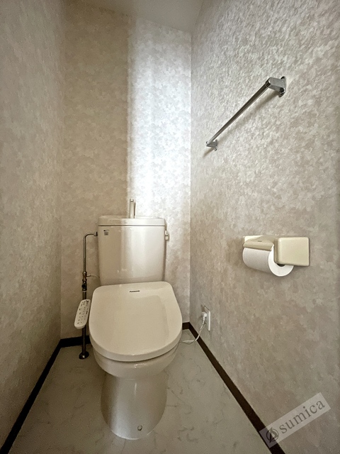 トイレ　人気アイテムの温水洗浄便座。清潔感のあるトイレです。