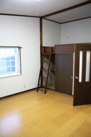 居室・リビング　※203号は中部屋の為、南側の窓はありません