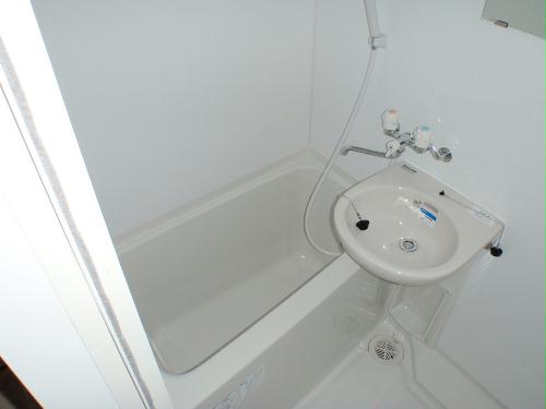 バス・シャワールーム　バス・トイレ別！浴室換気乾燥機付きです。