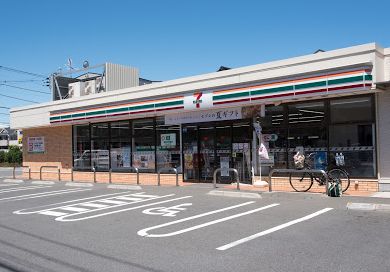 コンビニ　セブンイレブン戸倉2丁目店（コンビニ）まで370m