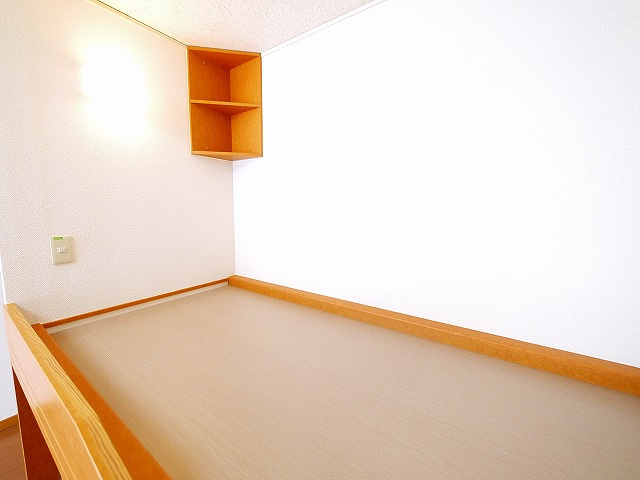 その他部屋・スペース　落ち着いた色調の寝室です