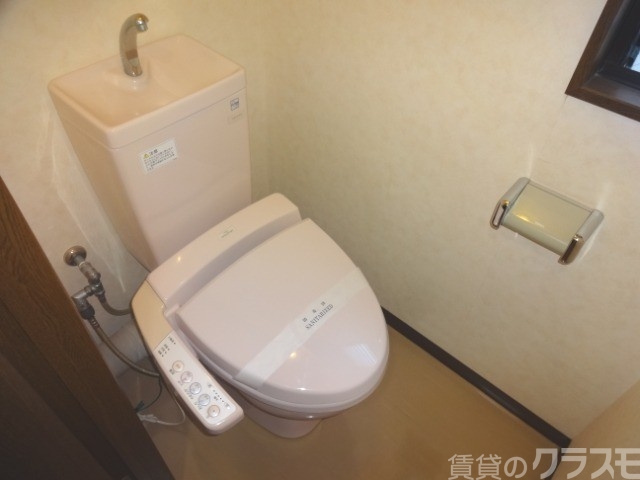 トイレ　冬場もゆっくり入れる温水洗浄便座です。